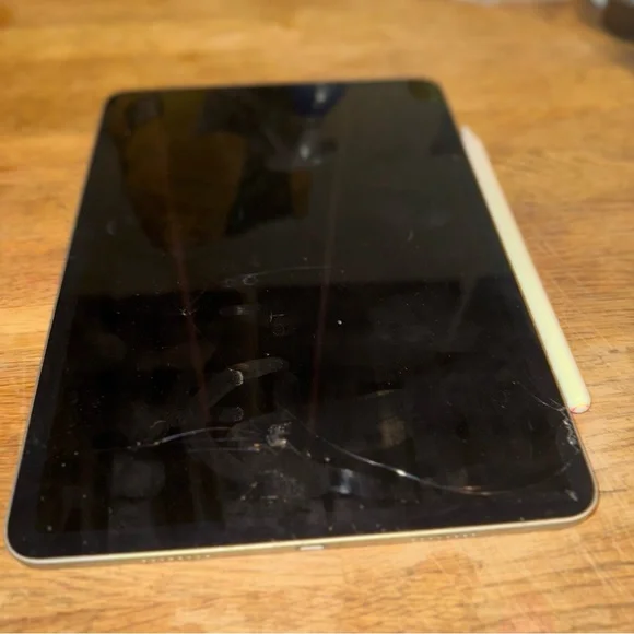 Apple iPad Pro 11” 3rd Gen + Apple Pencil + Case128GBCracked Screen